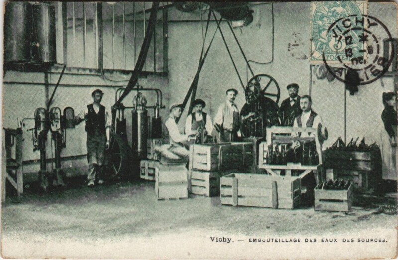 Carte postale ancienne Vichy - Embouteillage des Eaux des sources à Vichy