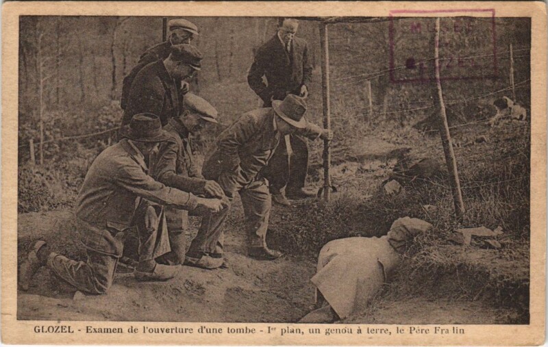 Carte postale ancienne Glozel - Examen de l'ouverture d'une tombe