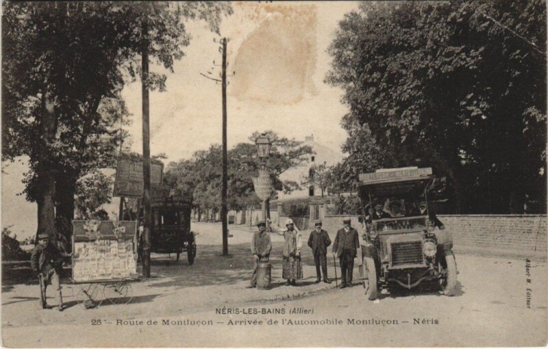 Carte postale ancienne Neris-les-Bains - Arrivée de l'automobile à Néris-les-Bains
