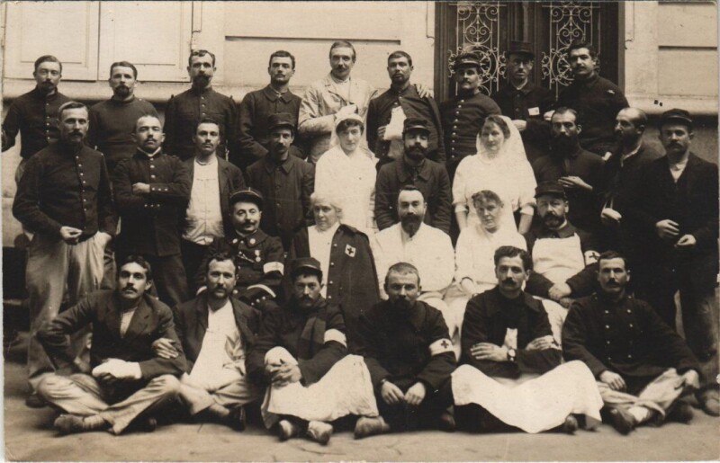 Carte postale ancienne Vichy - groupe des soldats infimieres carte photo à Vichy