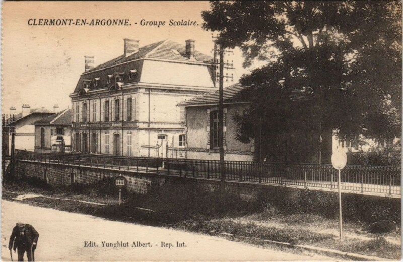 Carte postale ancienne Clermont-en-Argonne Groupe Scolaire à Clermont-en-Argonne