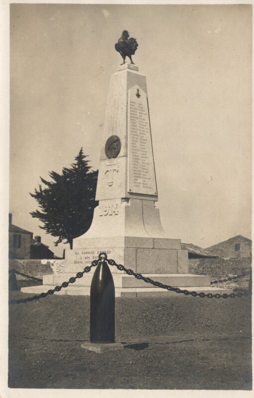 Carte postale ancienne Monument aux morts à Angles