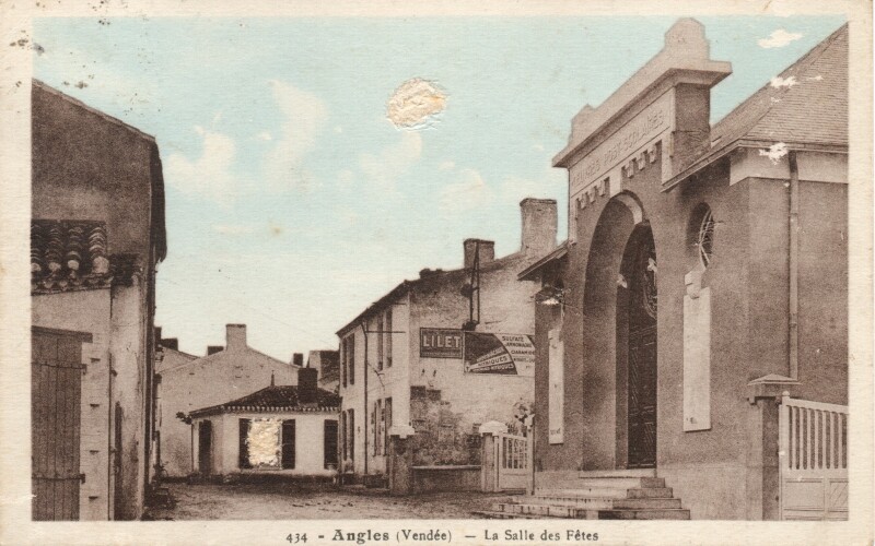Carte postale ancienne La Salle de Fêtes à Angles