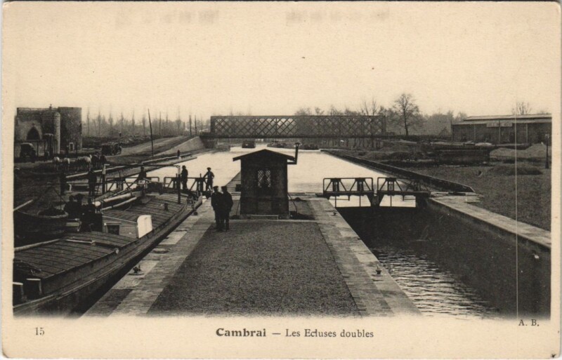Carte postale ancienne Combrai - Les Ecluses doubles