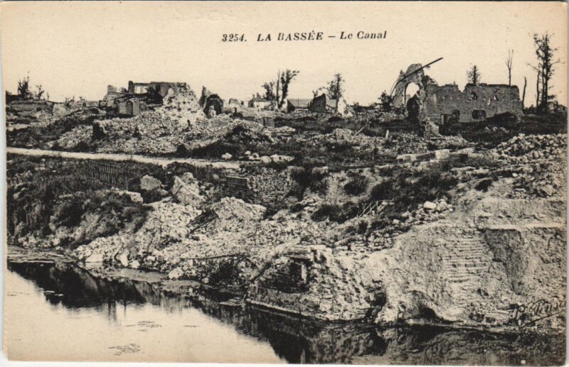 Carte postale ancienne La Bassee - Le Canal à La Bassée