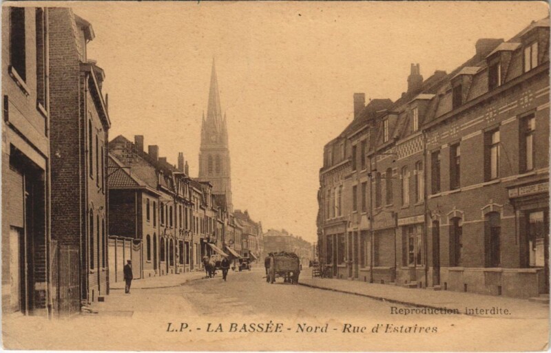 Carte postale ancienne La Bassee - Rue d'Estaries à La Bassée