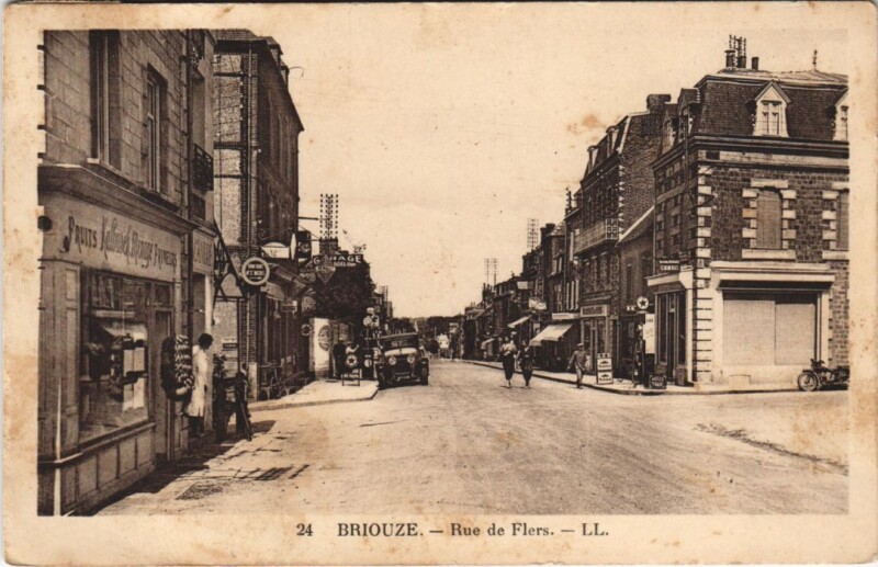 Carte postale ancienne Briouze-Rue de Flers à Briouze