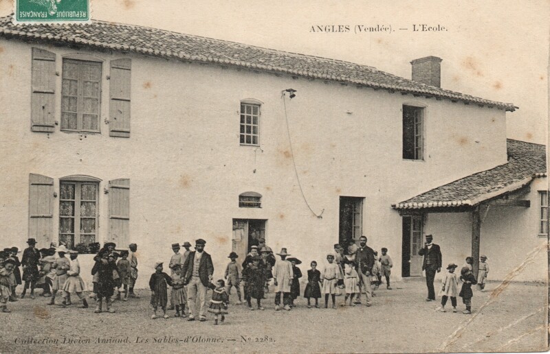 Carte postale ancienne L'Ecole à Angles