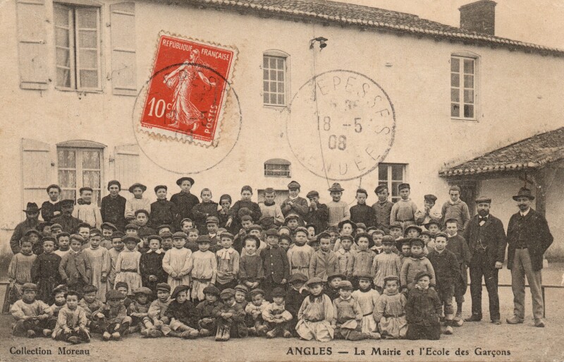 Carte postale ancienne La Mairie et l'Ecole des Garçons à Angles
