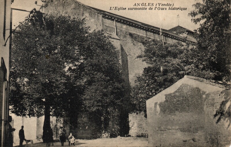 Carte postale ancienne L'Eglise surmontée de l'Ours historique à Angles