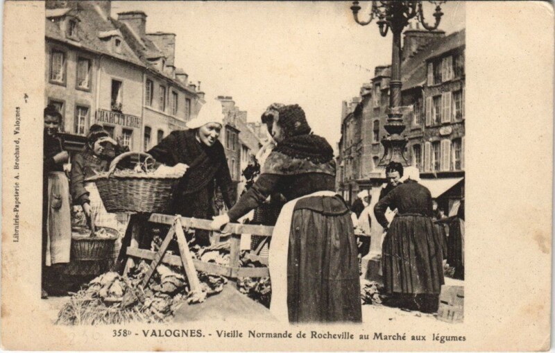 Carte postale ancienne Valognes Vieille Normande de Rocheville au Marché aux légumes à Rocheville