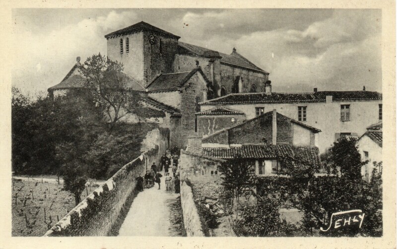 Carte postale ancienne Un coin de l'Eglise à Angles