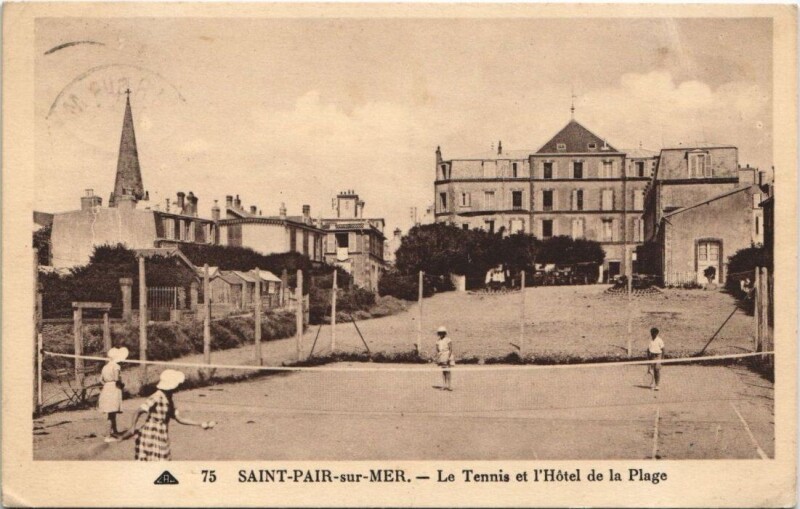Carte postale ancienne Saint-Pair-sur-Mer-Le Tennis et l'Hotel de la Plage à Saint-Pair-sur-Mer