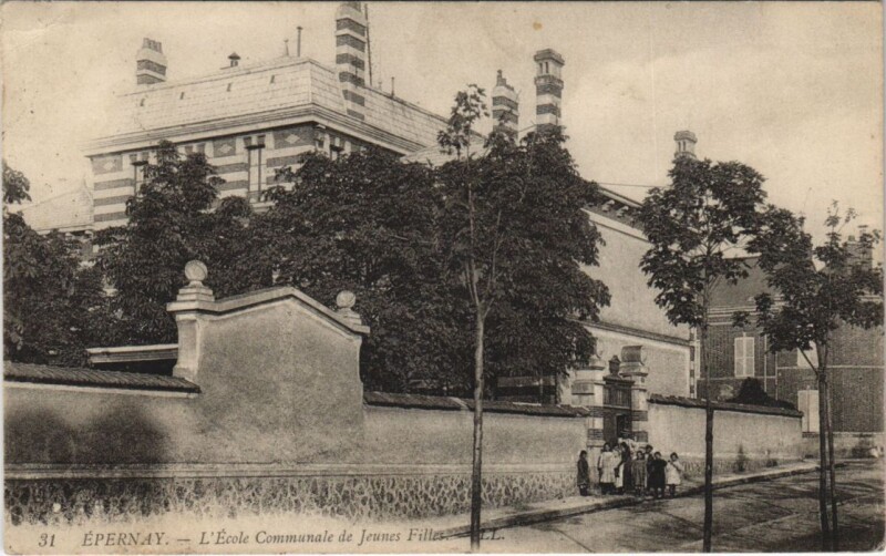 Carte postale ancienne Epernay. L'Ecole Communale de Jeunes Filles.