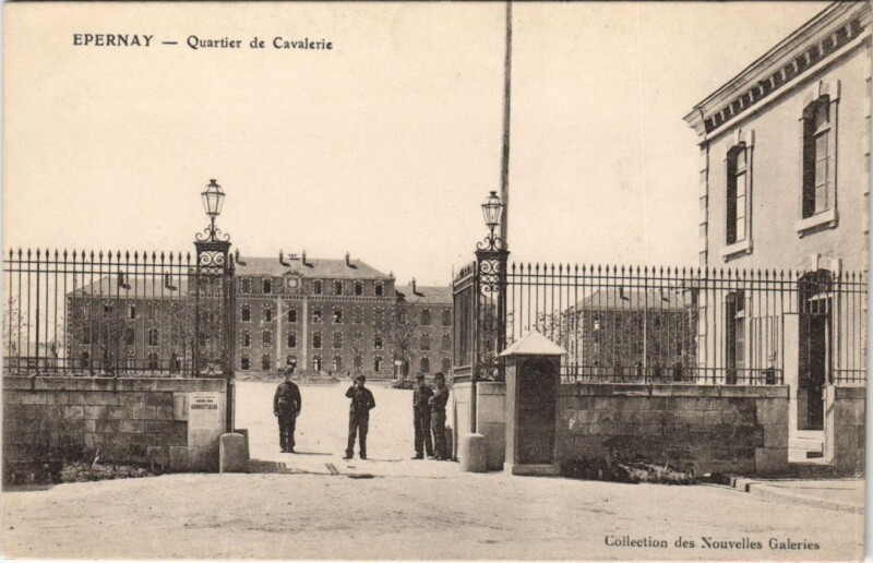 Carte postale ancienne Epernay Quartier de Cavalerie