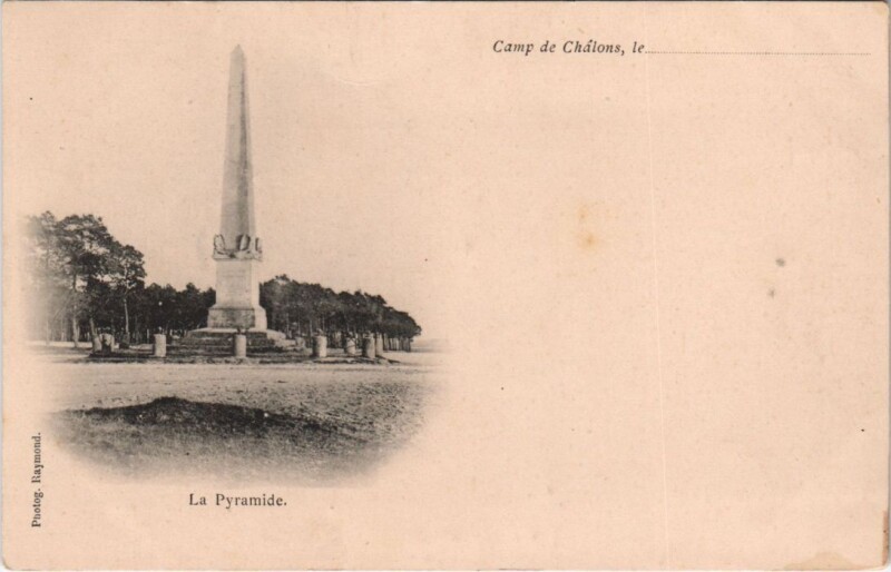 Carte postale ancienne Camp de Chalons le La Pyramide
