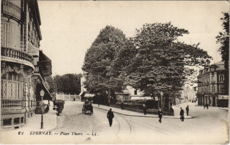 Carte postale ancienne Epernay. Place Thsers
