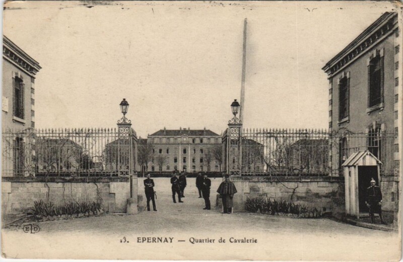 Carte postale ancienne Epernay Quartier de Cavalerie