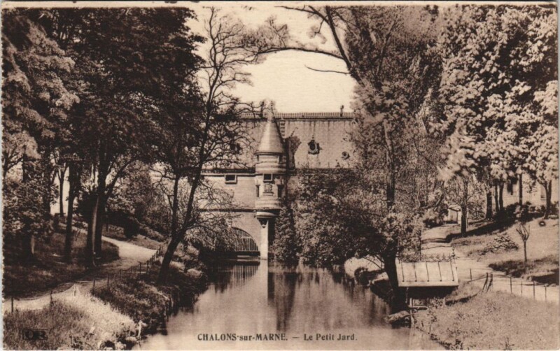 Carte postale ancienne Chalons-sur-Marne - Le Petit Jard