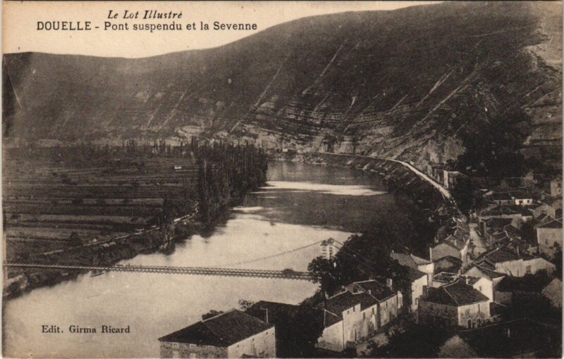 Carte postale ancienne Le Lot Illustre Douelle - Pont Suspendu et la Sevenne à Douelle