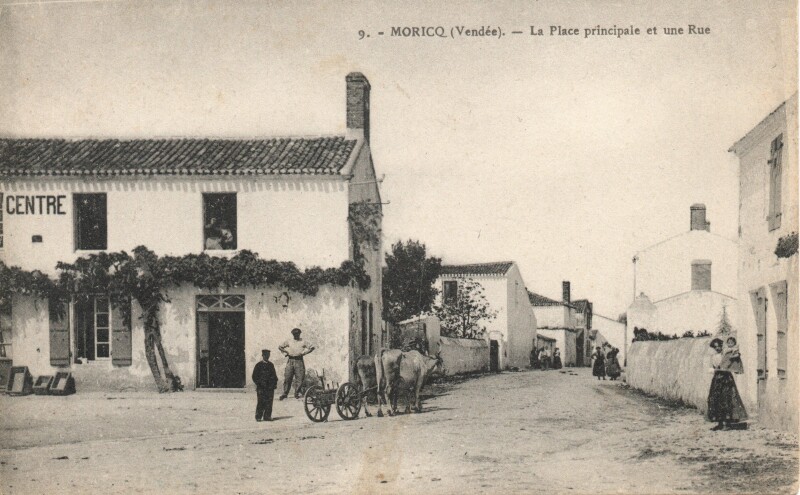 Carte postale ancienne Moricq - La Place principale et une Rue à Angles