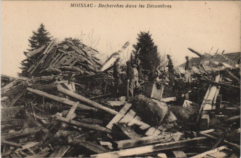 Carte postale ancienne Moissac Recherches dans les Decombres France à Moissac