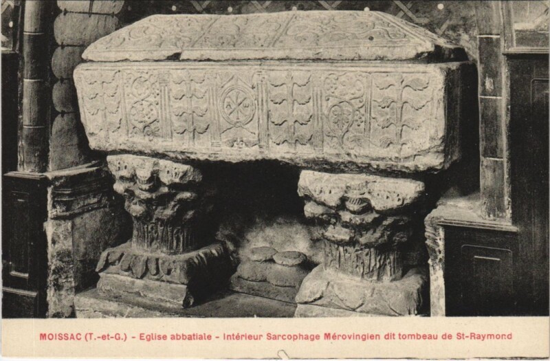 Carte postale ancienne Moissac Eglise abbatiale ,Interieur Sarcophage Merovingien France à Moissac