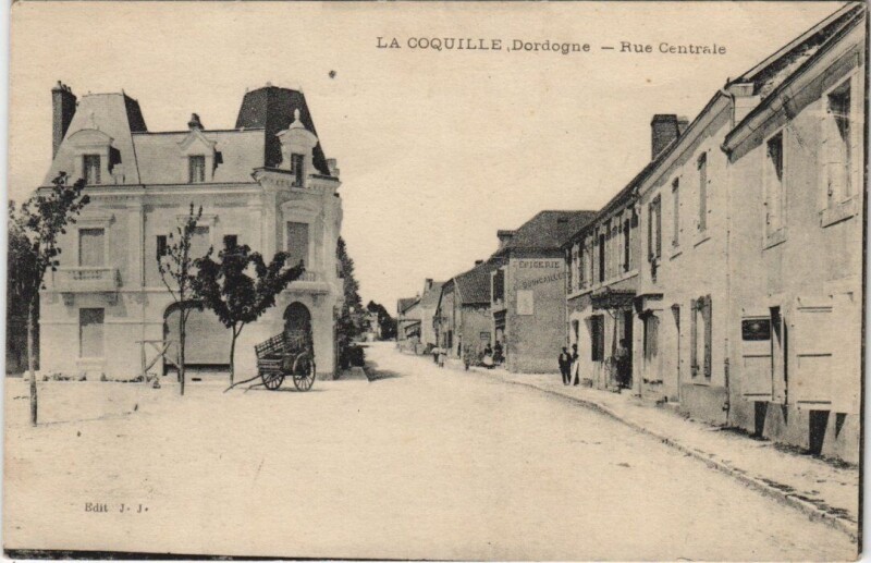 Carte postale ancienne La Coquille - Rue Centrale à La Coquille