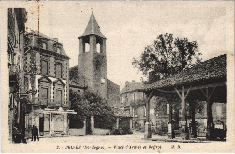 Carte postale ancienne Belves - Place d'Armes et Beffroi