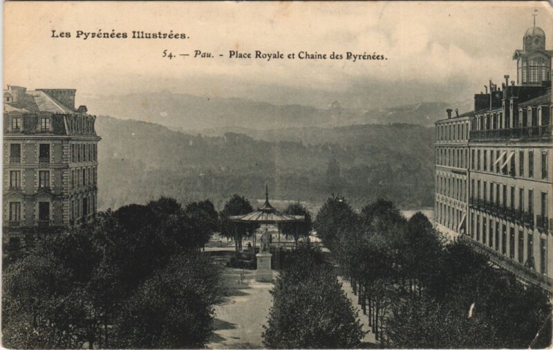 Carte postale ancienne Pau - Place Royale et Chaine des Pyrenées à Pau