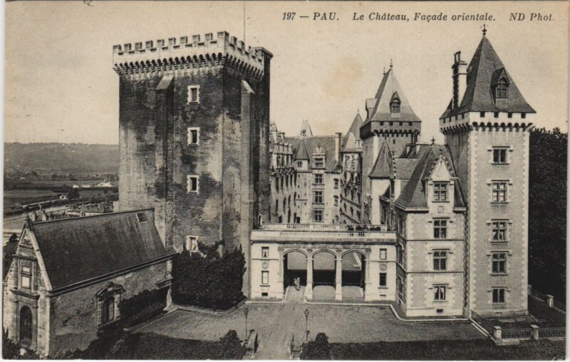 Carte postale ancienne Pau - Le Chateau Facade orientale à Pau