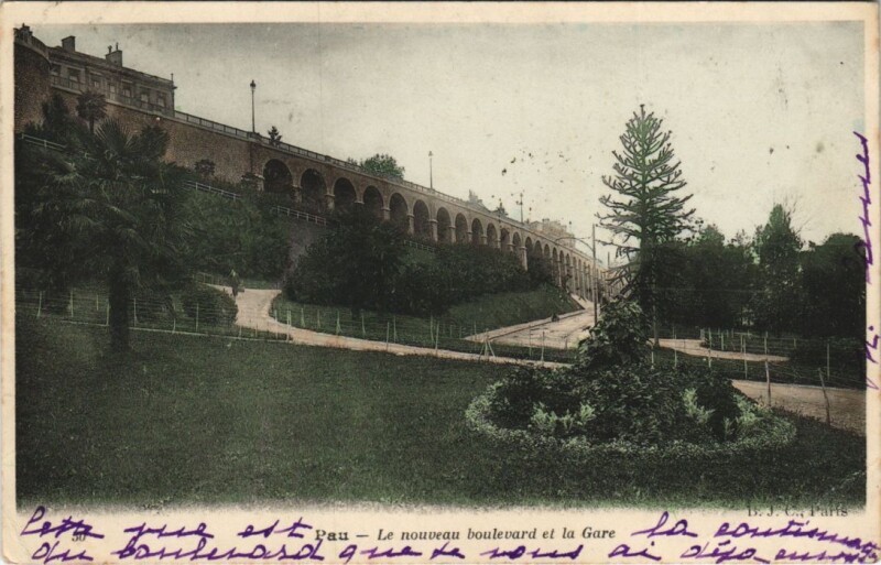 Carte postale ancienne Pau - Le nouveau boulevard et la Gare à Pau
