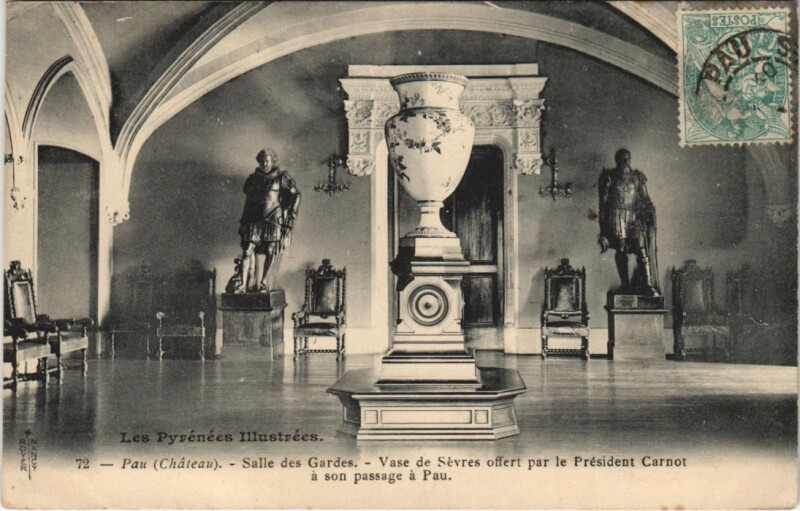 Carte postale ancienne Pau - Salle des Gardes - Vase de Serves offert per le President à Pau