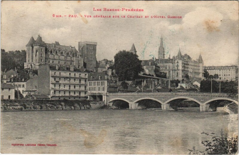 Carte postale ancienne Pau - Vue générale sur le Chateau et l'Hotel Gassion à Pau