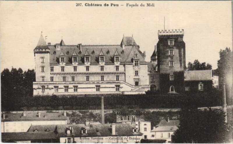 Carte postale ancienne Pau - Vue sur la Chaine des Pyrenées prise du Square Saint-Martin à Pau