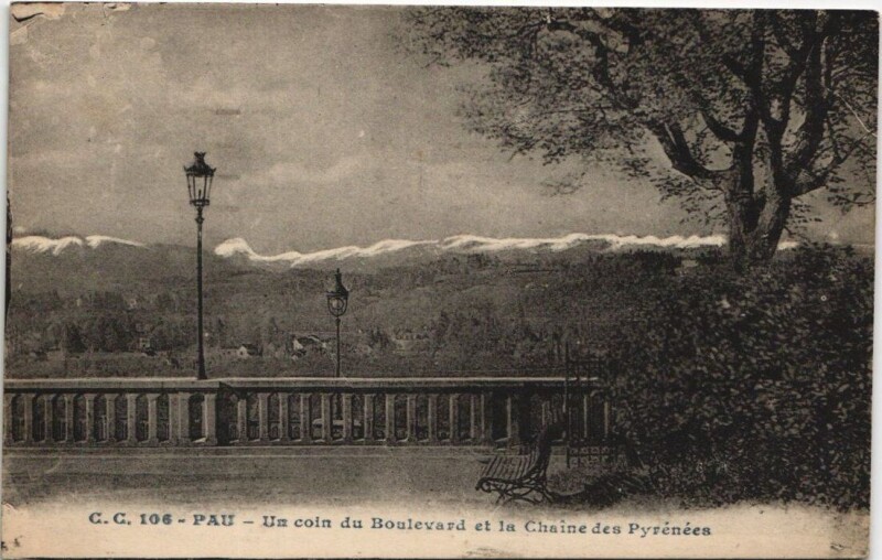 Carte postale ancienne Pau - Un coin du Boelavard et la Chaine des Pyrenées à Pau