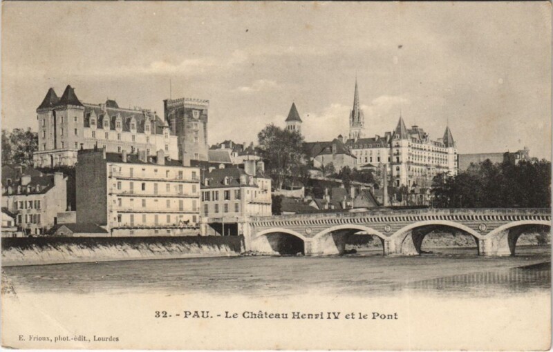 Carte postale ancienne Pau - Le Chateau Henri Iv et le Pont à Pau