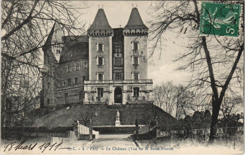 Carte postale ancienne Pau - Le Chateau (Vue de la Basse Plante) à Pau