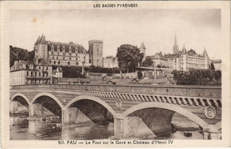 Carte postale ancienne Pau - Le Pont sur le Gave et Chateau d'Henri Iv à Pau
