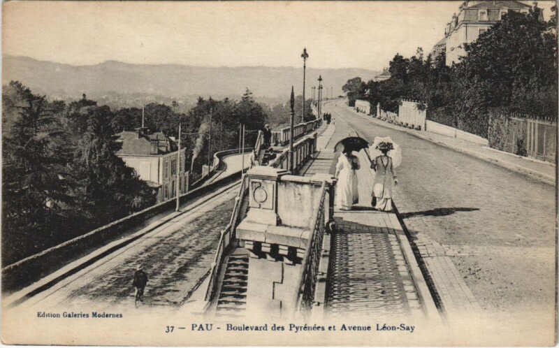 Carte postale ancienne Pau - Boulevard des Pyrenées et Avenue Leon Say à Pau