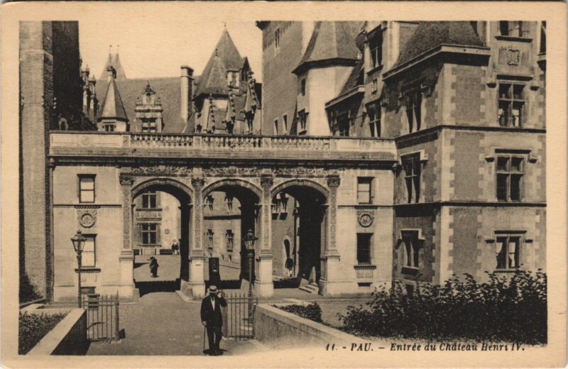 Carte postale ancienne Pau - Entrée du Chateau Henri Iv à Pau