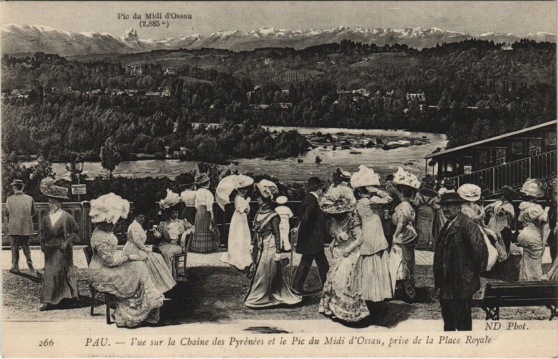 Carte postale ancienne Pau - Vue sur la Chaine des Pyrenées et le Pic du Midi d'Ossau à Pau