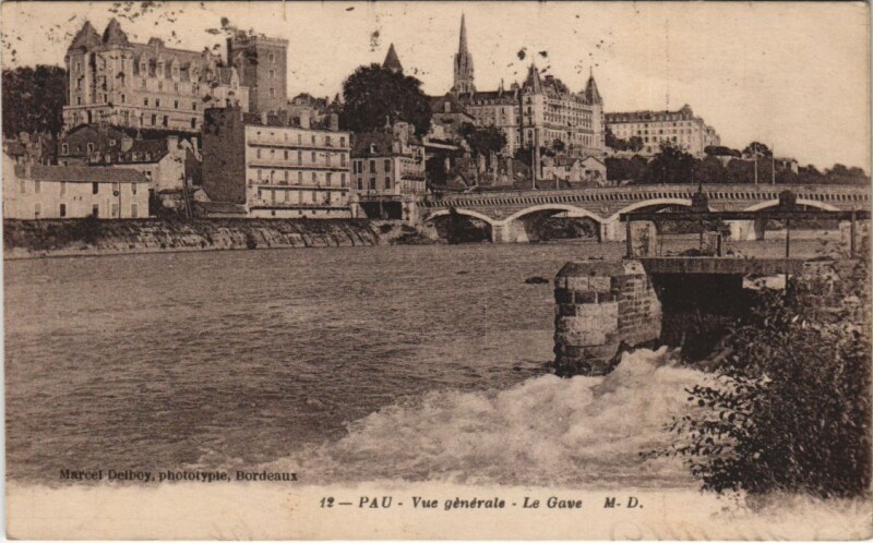 Carte postale ancienne Pau - Vue générale Le Gave à Pau