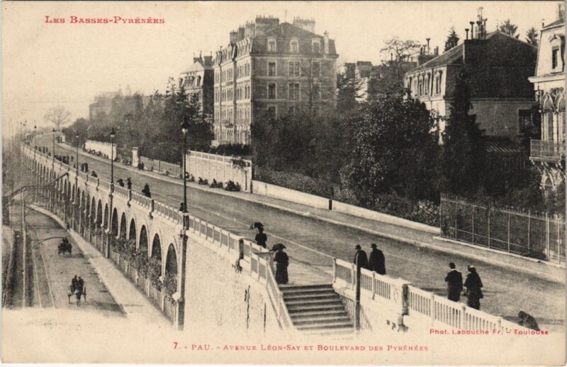 Carte postale ancienne Pau - Avenue Leon-Say et Boulevard des Pyrenées à Pau