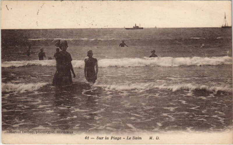 Carte postale ancienne Sur la Plage-Le Bain