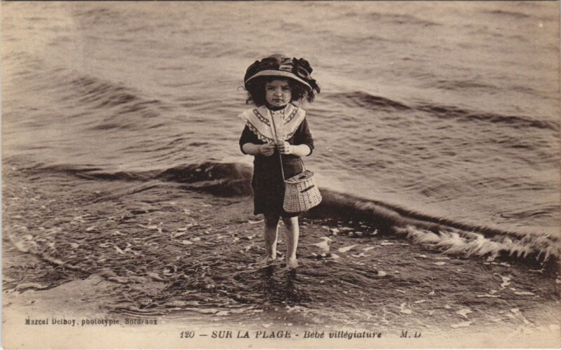 Carte postale ancienne Sur la Plage-Bébé villégiature