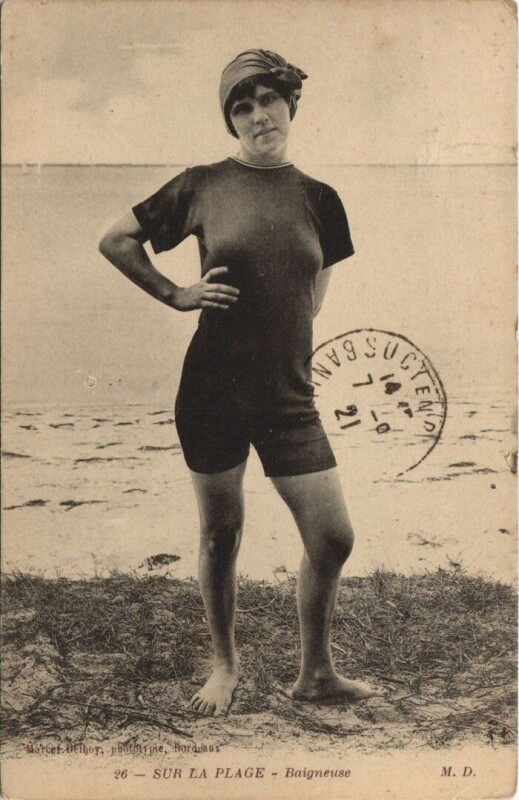 Carte postale ancienne Sur la Plage-Baigneuse