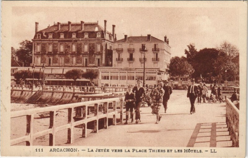 Carte postale ancienne Arcachon-La jetée vers la Place Thiers et les Hotels à Arcachon