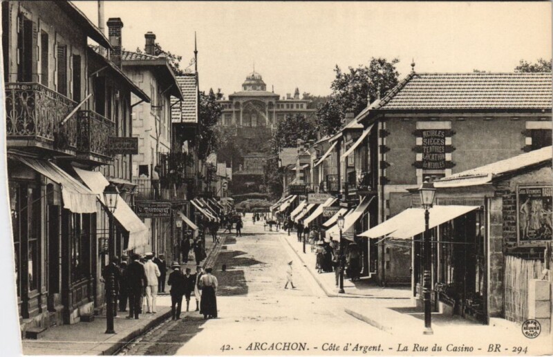 Carte postale ancienne Arcachon-Cote d'Argent-La Rue du Casino à Arcachon