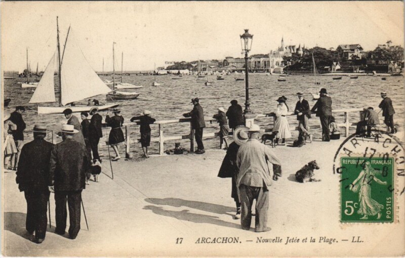 Carte postale ancienne Arcachon-Nouvelle Jetée et la Plage à Arcachon